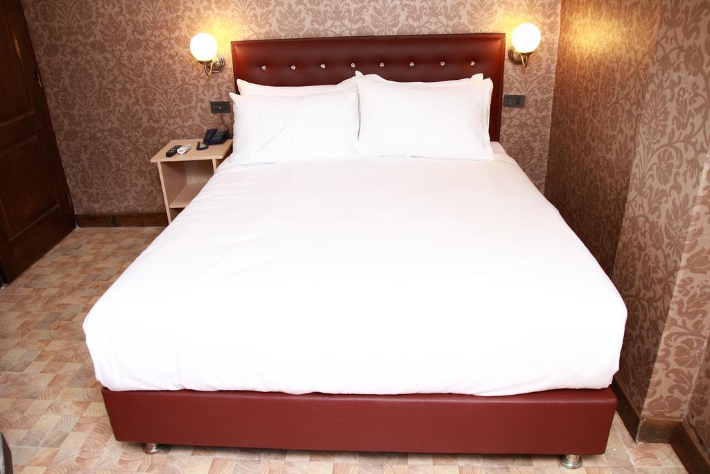 Harrys Suite Hotel Бангкок Экстерьер фото
