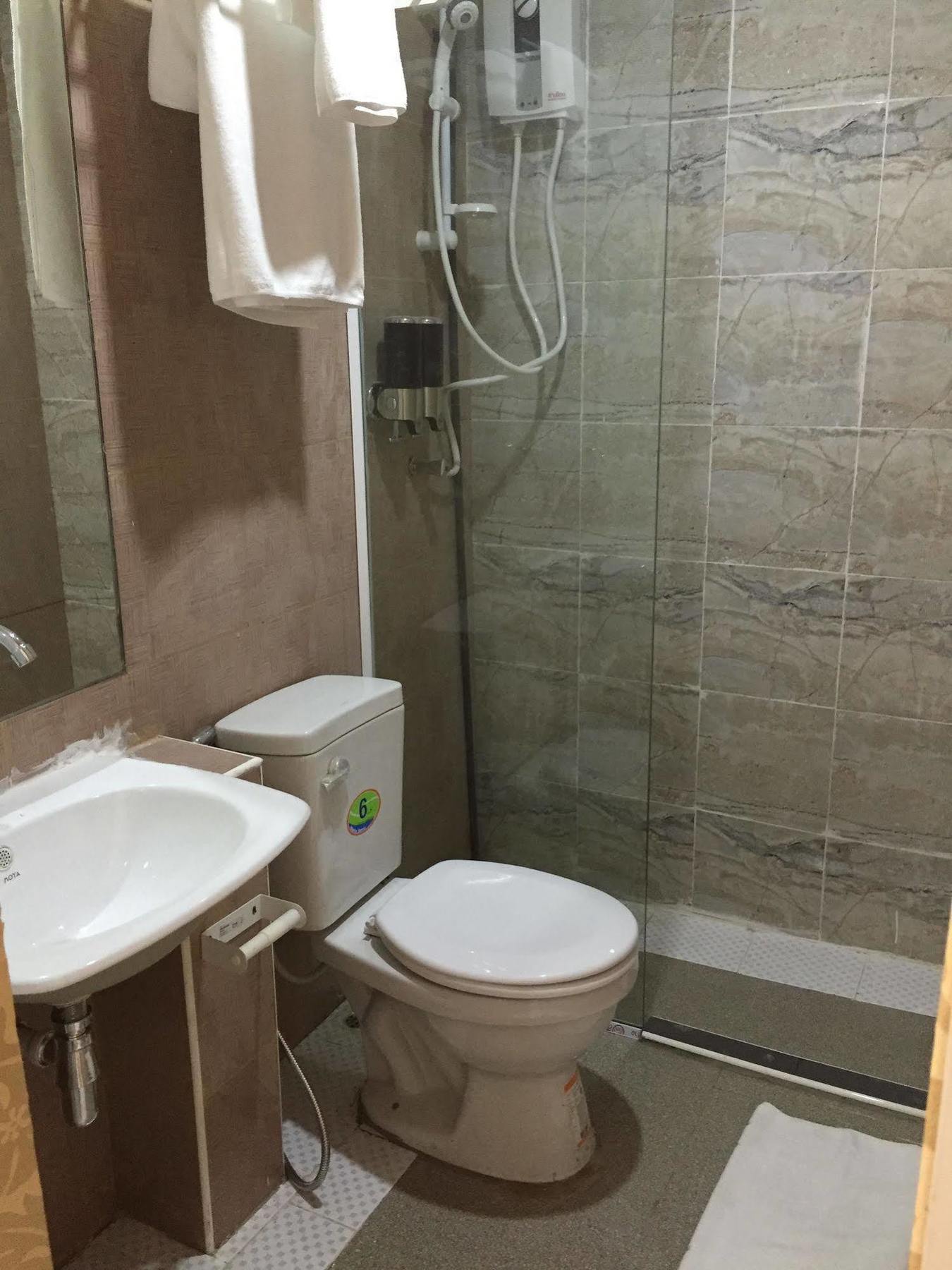 Harrys Suite Hotel Бангкок Экстерьер фото