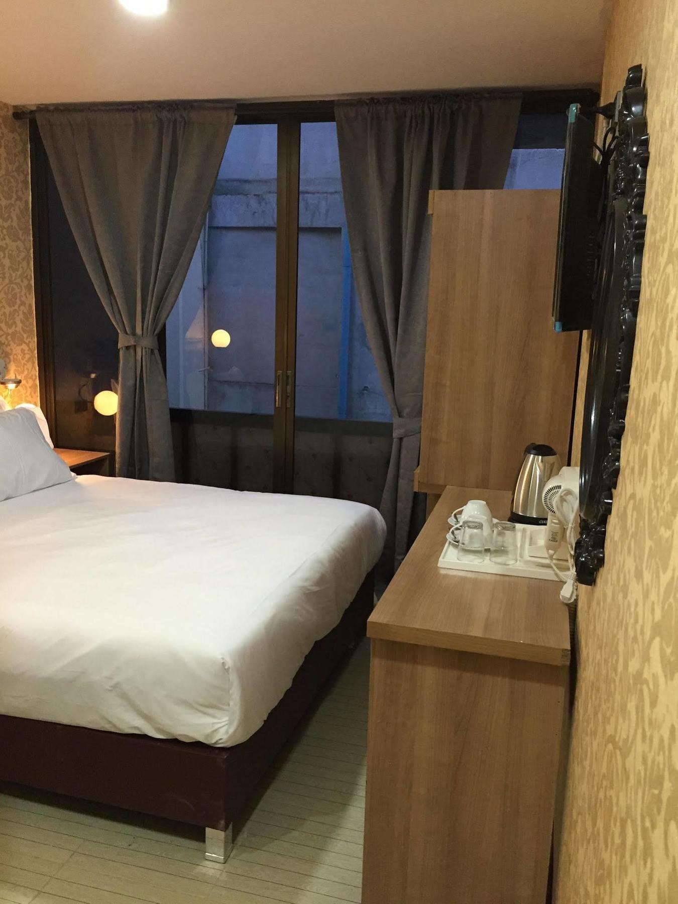 Harrys Suite Hotel Бангкок Экстерьер фото
