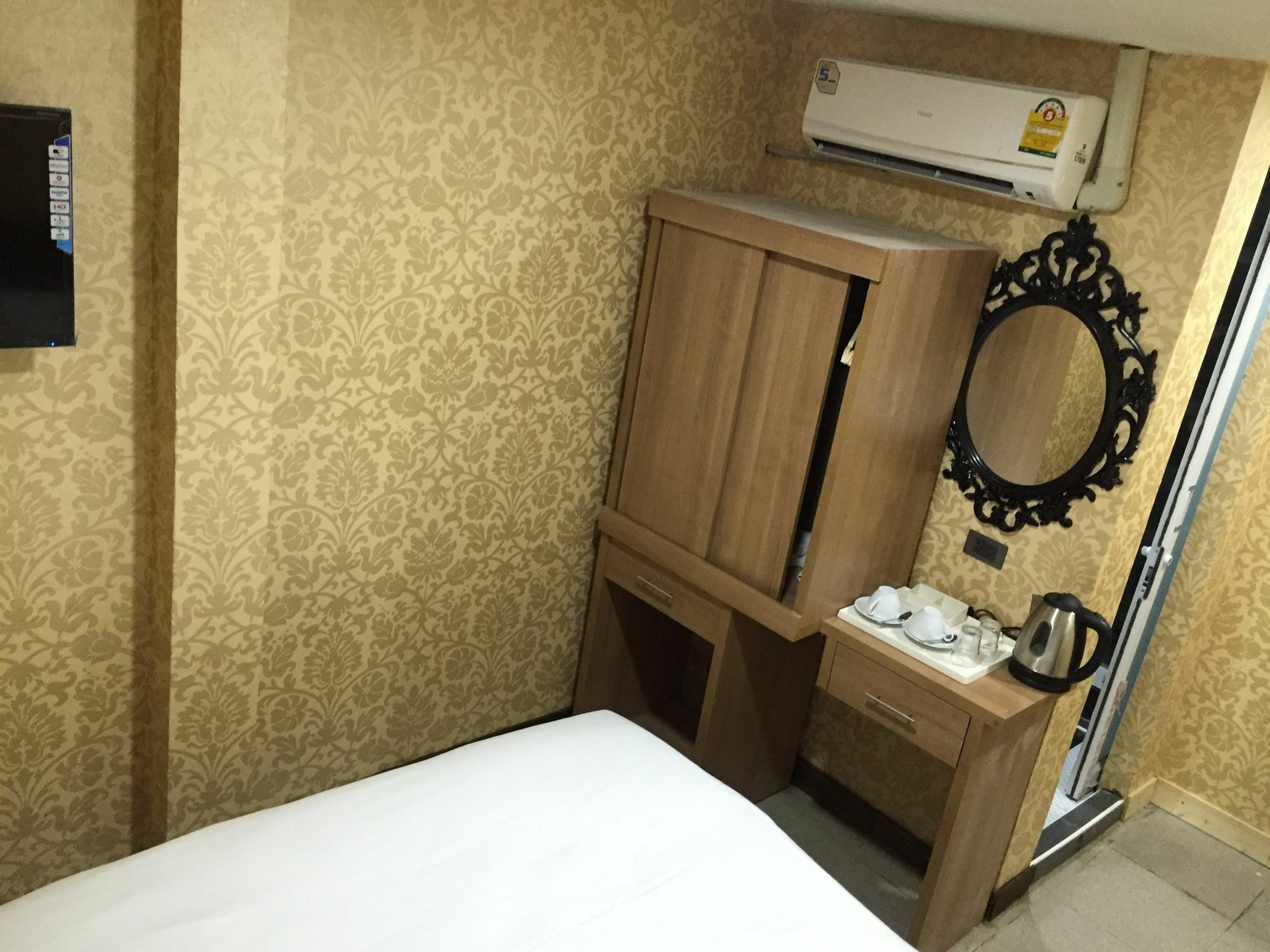 Harrys Suite Hotel Бангкок Экстерьер фото
