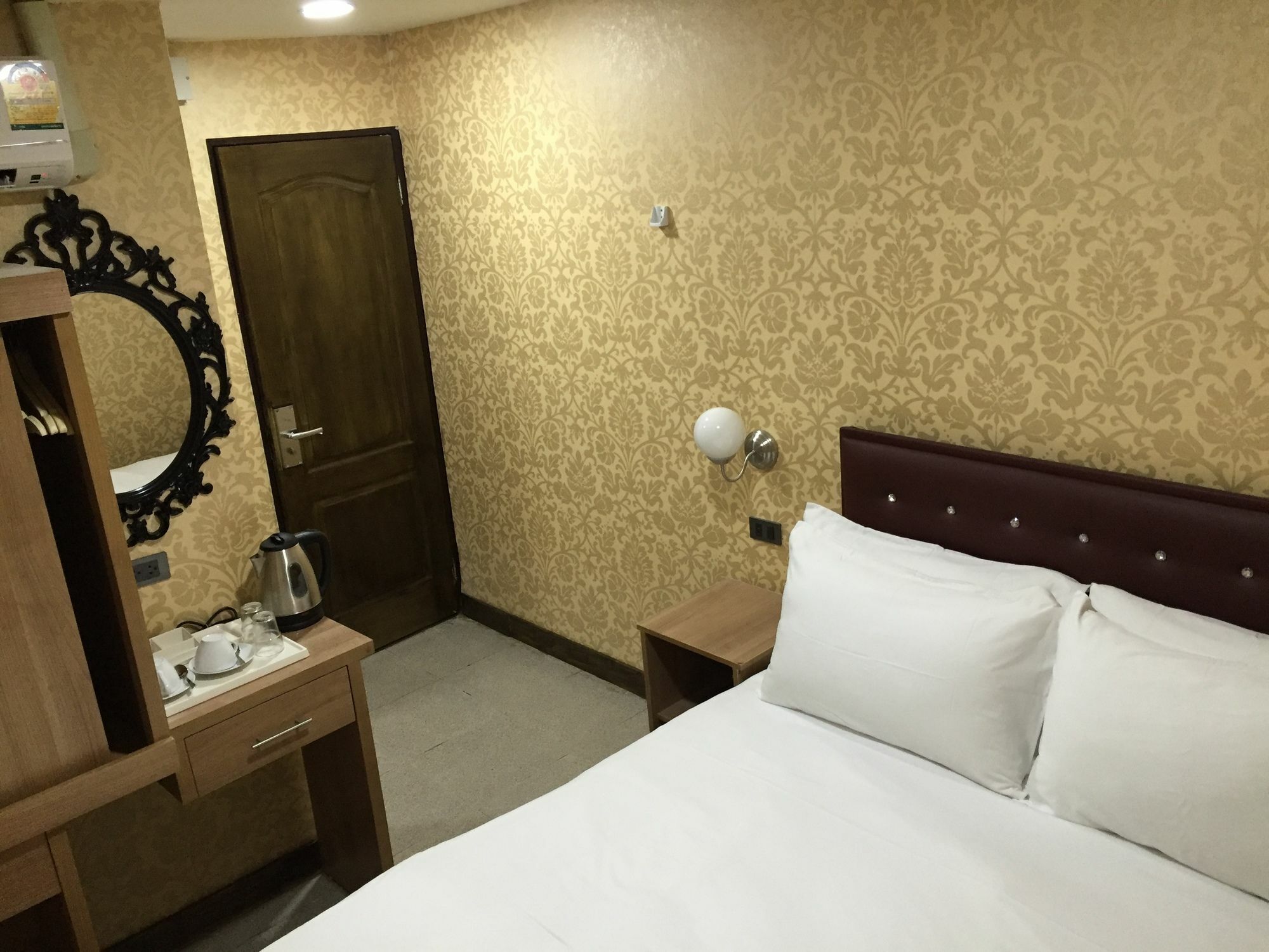 Harrys Suite Hotel Бангкок Экстерьер фото