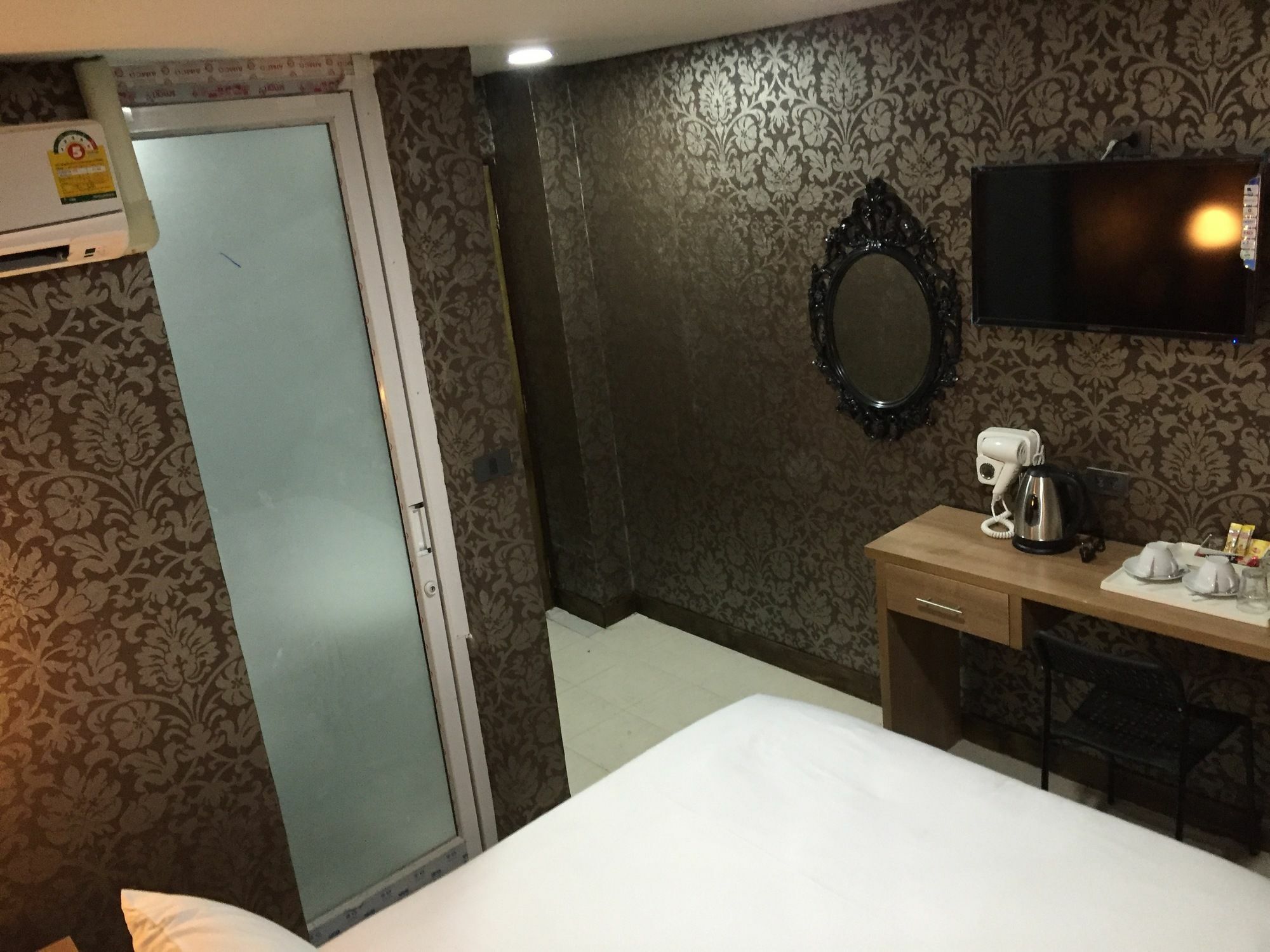 Harrys Suite Hotel Бангкок Экстерьер фото