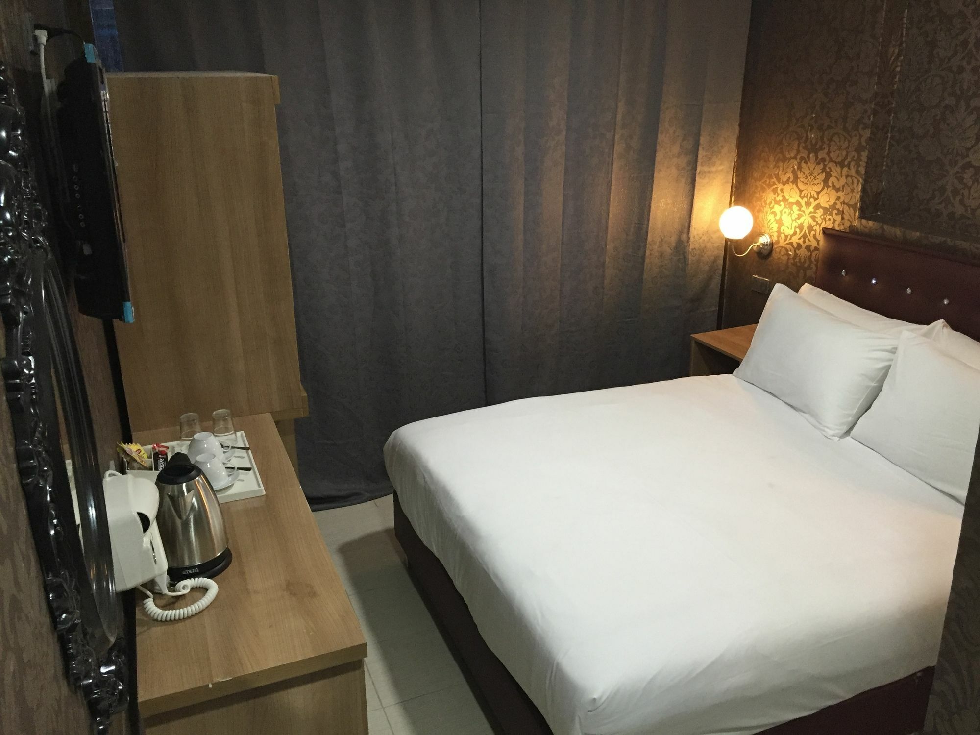 Harrys Suite Hotel Бангкок Экстерьер фото