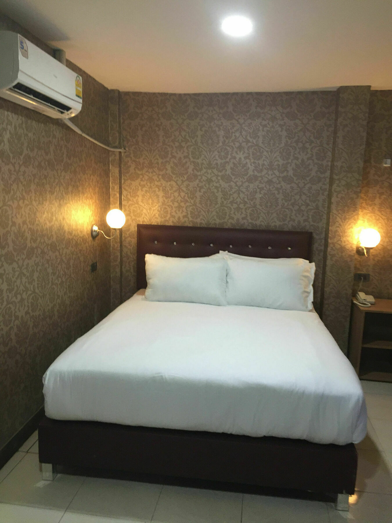 Harrys Suite Hotel Бангкок Экстерьер фото
